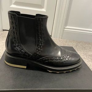 95% new Tods letter ankle boots